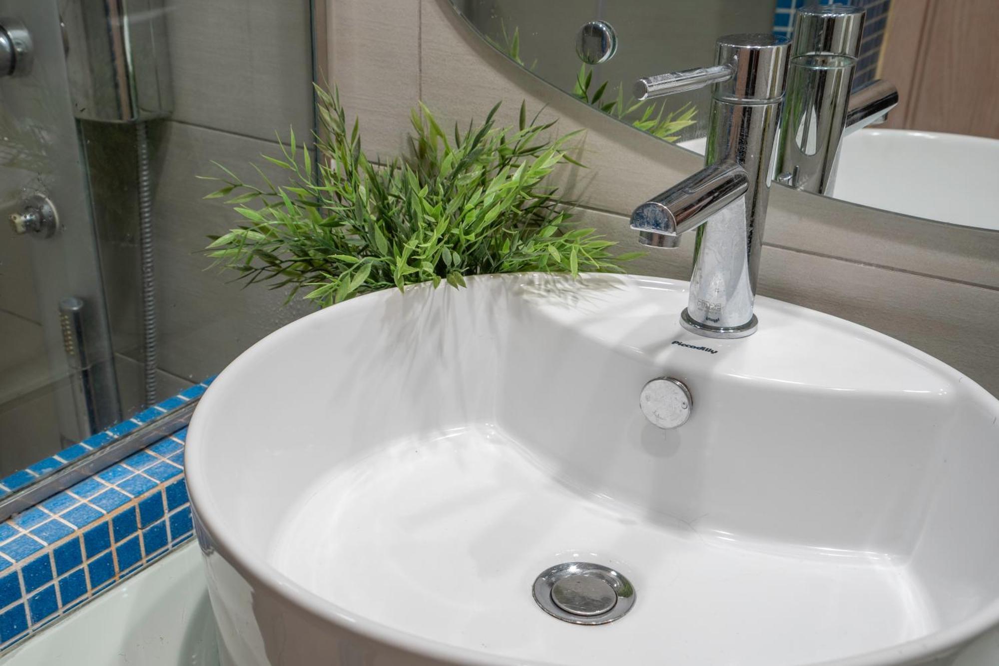 City Oasis: Newly Renovated 2Br Apt In City Center Athen Eksteriør billede